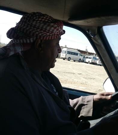 Араб-таксист из Пежо-406.