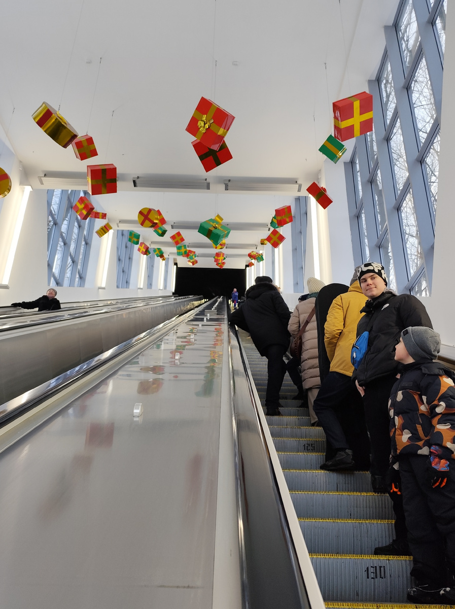 Эскалаторная галерея в Новогоднем наряде. Снизу - вверх ..