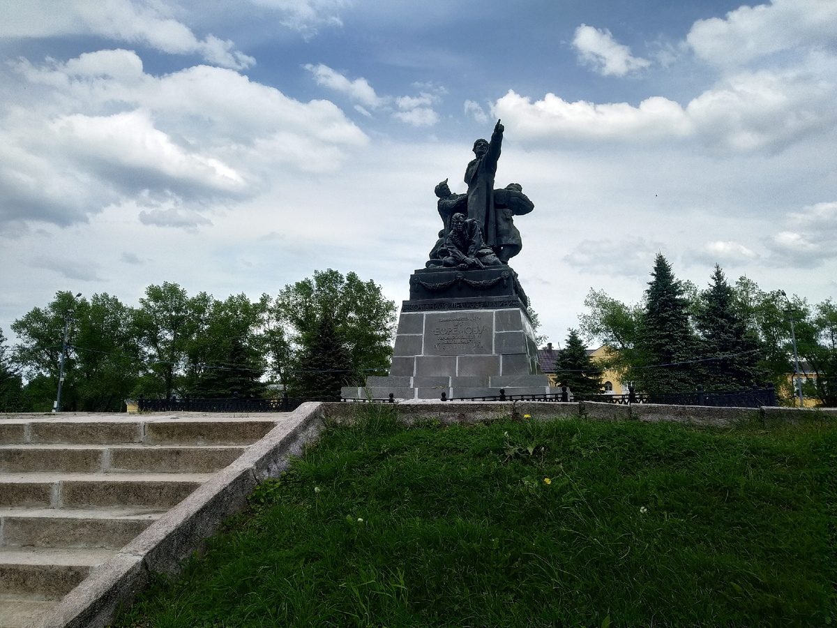 Памятник М. Ефремову в Вязьме в 2025, изображение из открытых источников