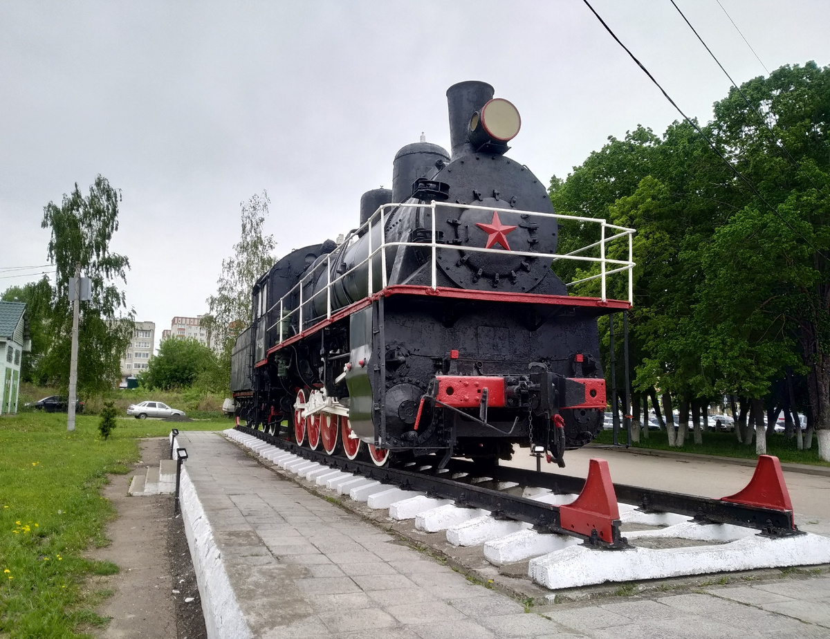 Паровоз-памятник в Вязьме в 2025 году, изображение из открытых источников