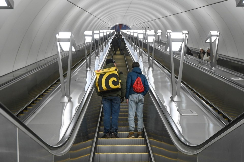    Эскалатор быстро перезапустили и в метро начали пускать пассажиров. Алексей БУЛАТОВ