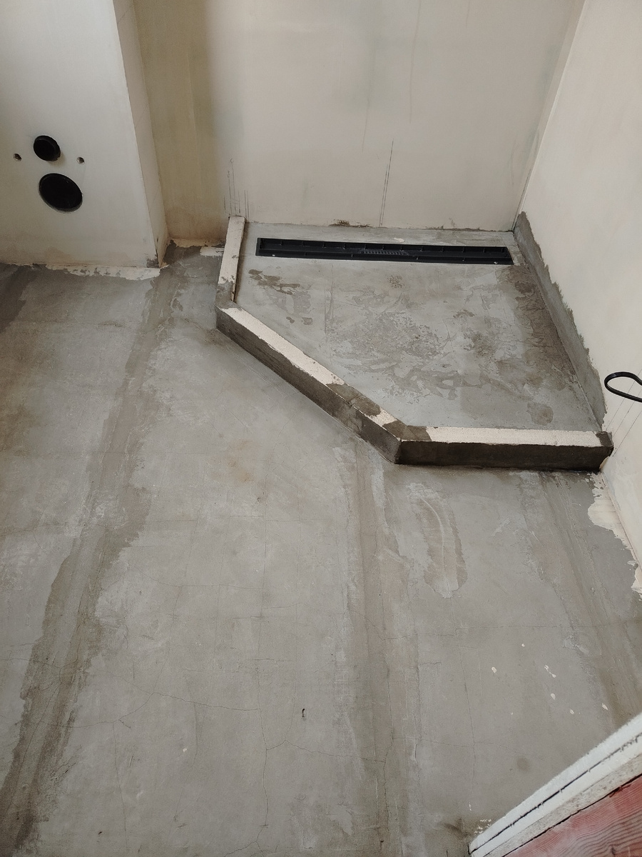 Сделанный нами поддон и стяжка, под ней тёплый пол 