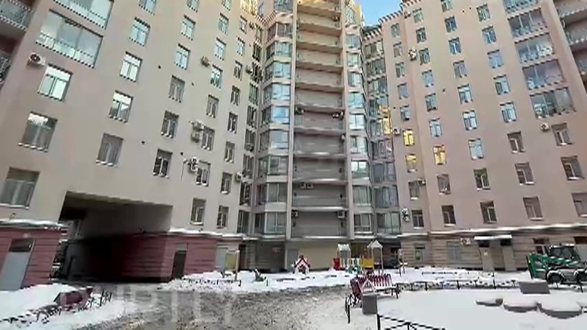    Двор в Петербурге дворник спас ребенка