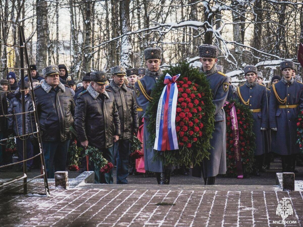    Сотрудники МЧС РФ и представители властей Санкт-Петербурга возложили траурные венки и цветы к монументу в память о спасателях, погибших при пожаре в гостинице "Ленинград" 23 февраля 1991 года | © Фото : Главное управление МЧС России по г. Санкт-Петербургу