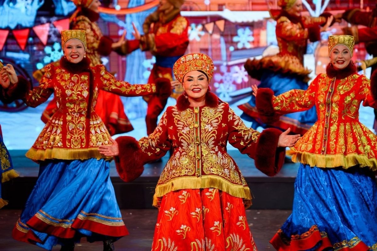 КОСТЮМЫ НАДЕЖДЫ ГЕОРГИЕВНЫ БАБКИНОЙ СТОЯТ ОЧЕНЬ ДОРОГО, И МОЛОДЫМ АРТИСТАМ НЕ ПО КАРМАНУ. Открытый источник.