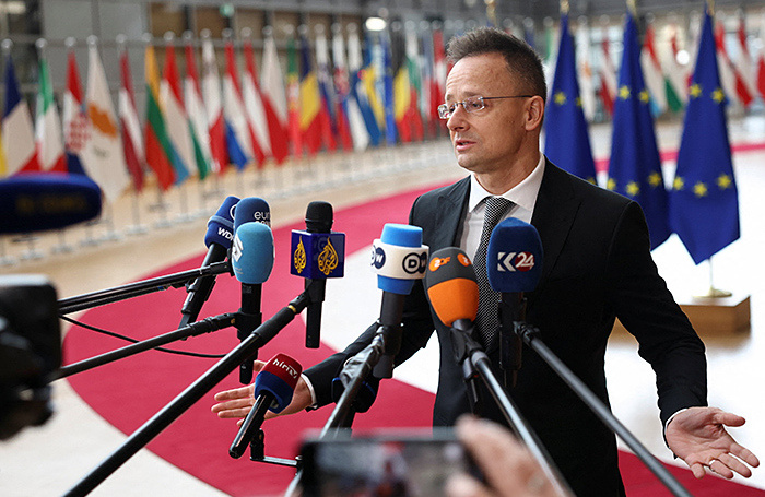    Глава МИД Венгрии Петер Сийярто выступает перед СМИ на встрече министров иностранных дел ЕС в Брюсселе.REUTERS/Yves Herman