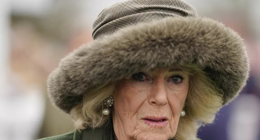 Королева Камилла посетила скачки на фоне скандала вокруг принца Эндрю