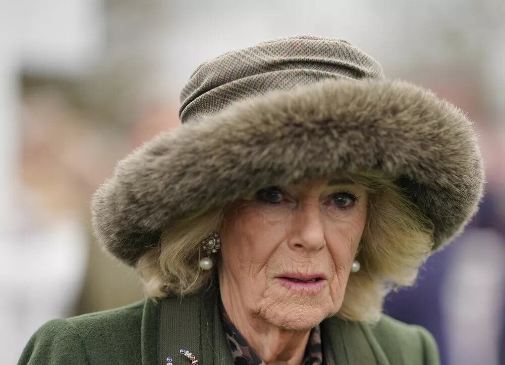     Королева Камилла посетила скачки на фоне скандала вокруг принца Эндрю