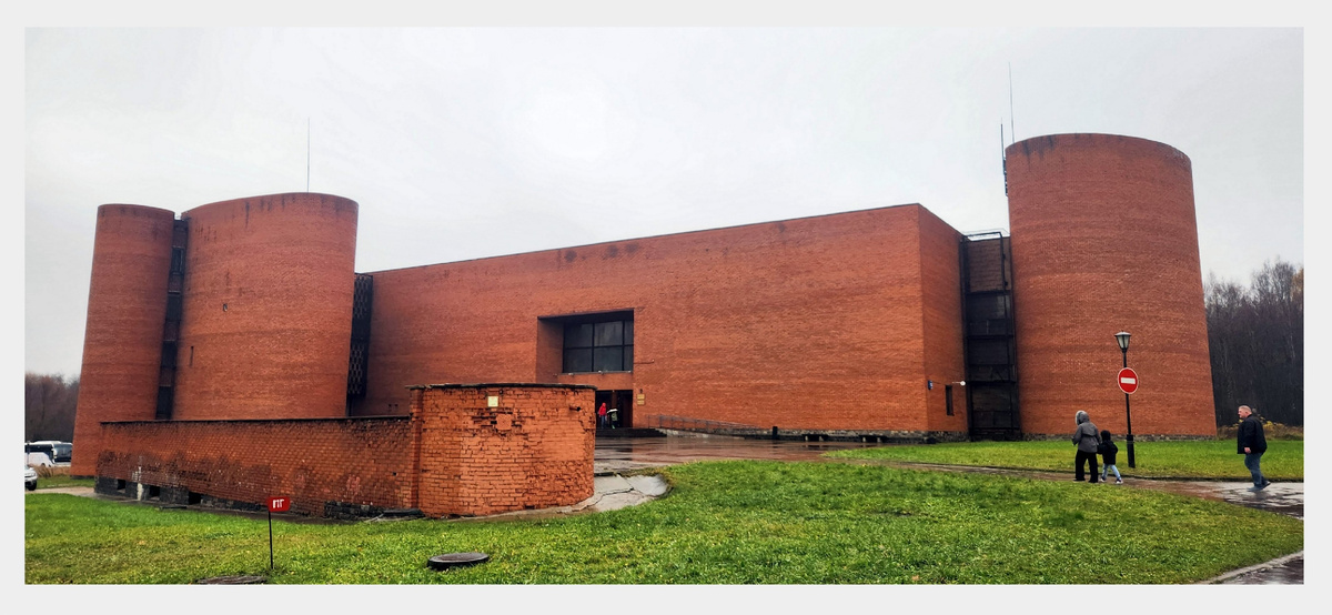 Снаружи это - бункер бункером. Не самое привлекательное строение.