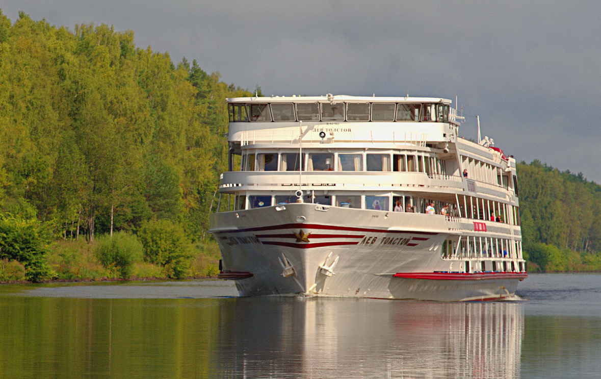 Теплоход "Лев Толстой" Канал имени Москвы. Фото автора