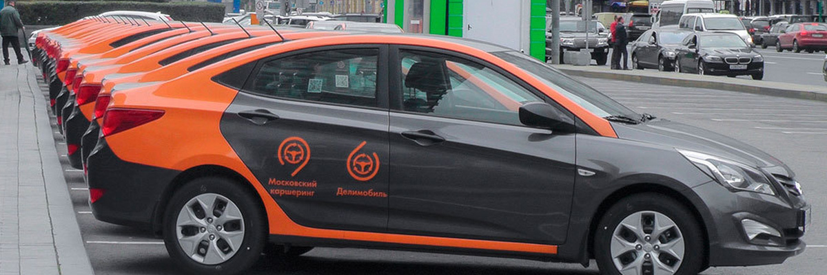 Представь: ты едешь на новом Geely Coolray, через три месяца пересаживаешься на Haval Jolion, а летом берёшь что-то побольше для поездки на юг. Никаких кредитов, никакого ТО за свой счёт, страховка включена. Просто платишь фиксированную сумму в месяц и едешь.
Звучит как реклама? Нет, это автомобильная подписка. И она тихо, без громких анонсов, меняет то, как россияне думают о личном транспорте.