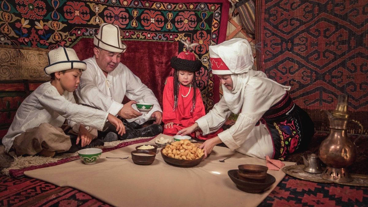    В Кыргызстане гостю предоставляют самое почетное место за столом, считается, что гость – это благодать в доме.