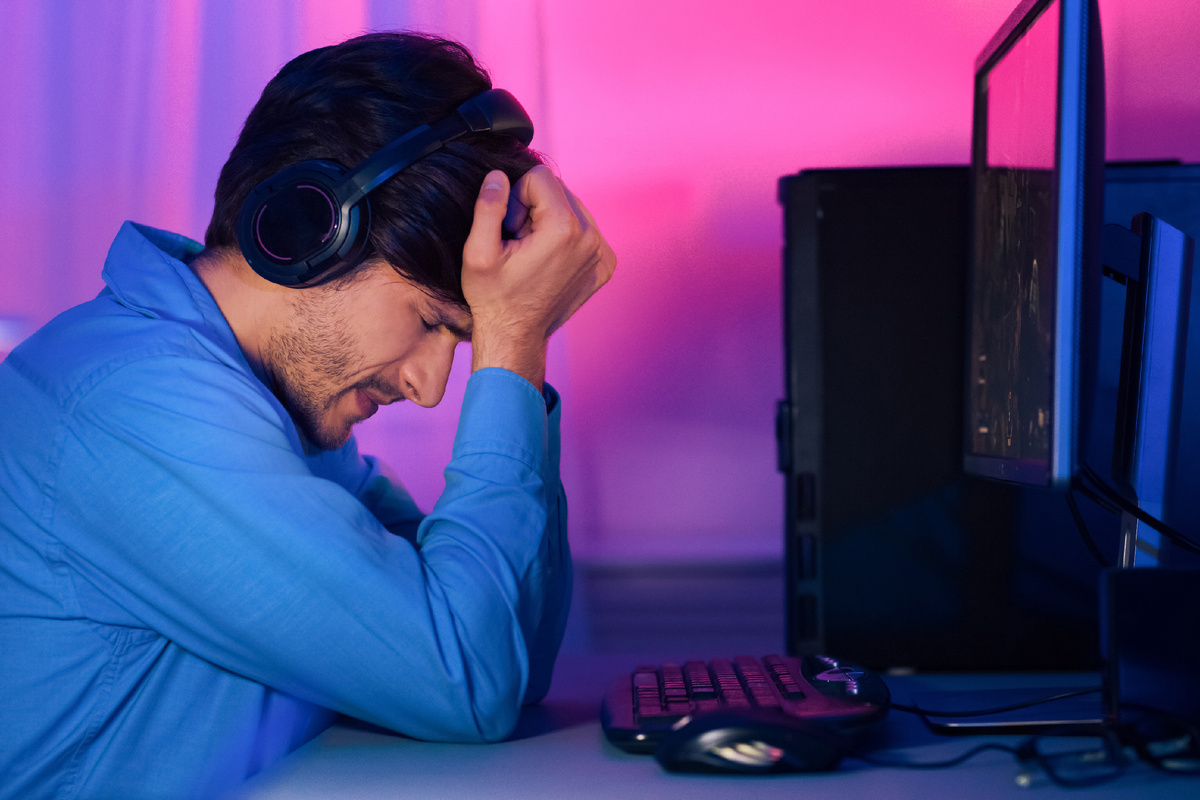 Проявление компьютерной зависимости (Источник изображения: freepik.com)