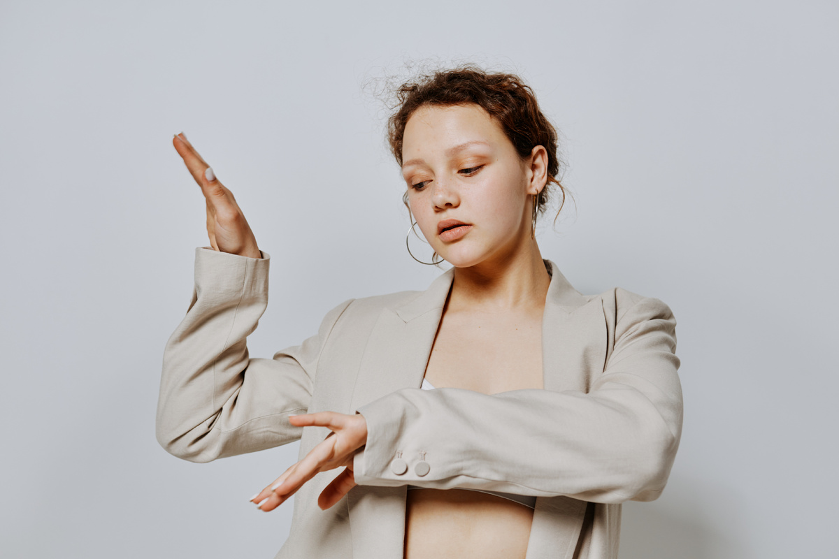 Жесты как маска (Источник изображения: freepik.com)