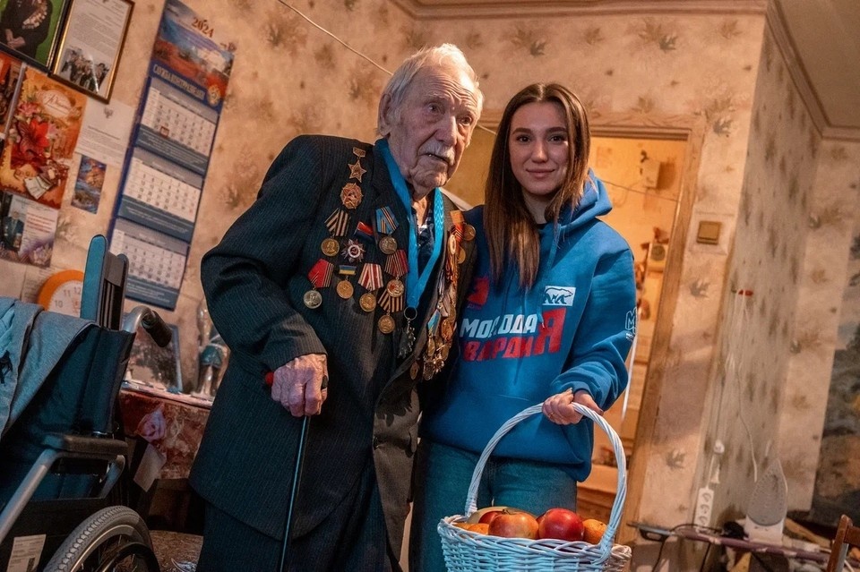    Волонтеры вручили фронтовикам корзины с фруктами. Фото: МГЕР ДНР