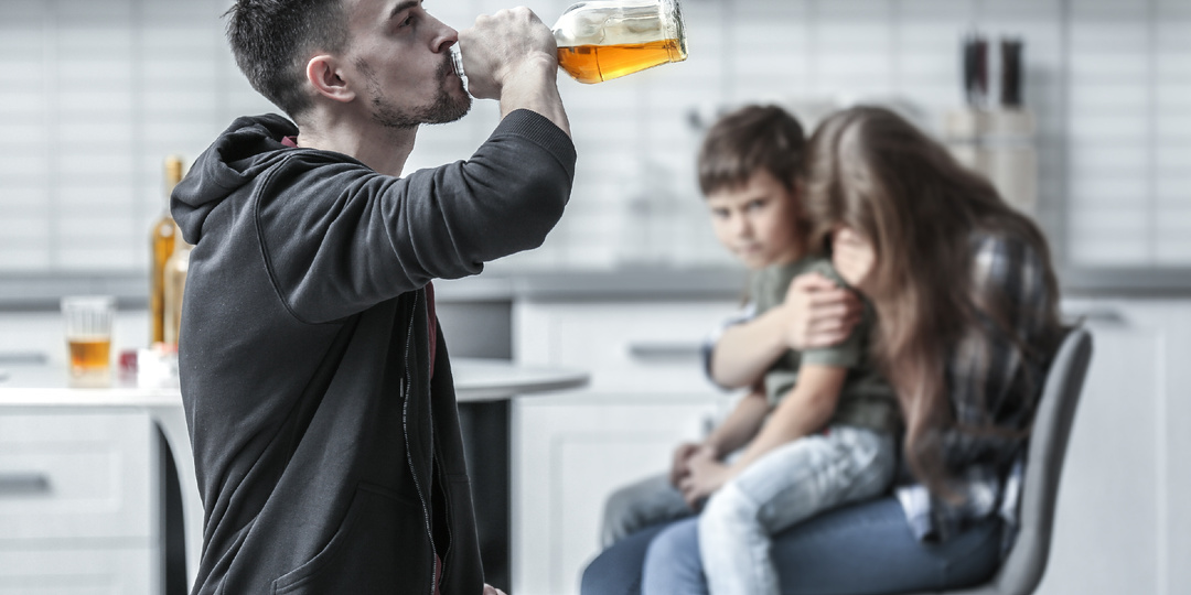 Жизнь рядом с алкоголиком: как поддержать себя и близкого