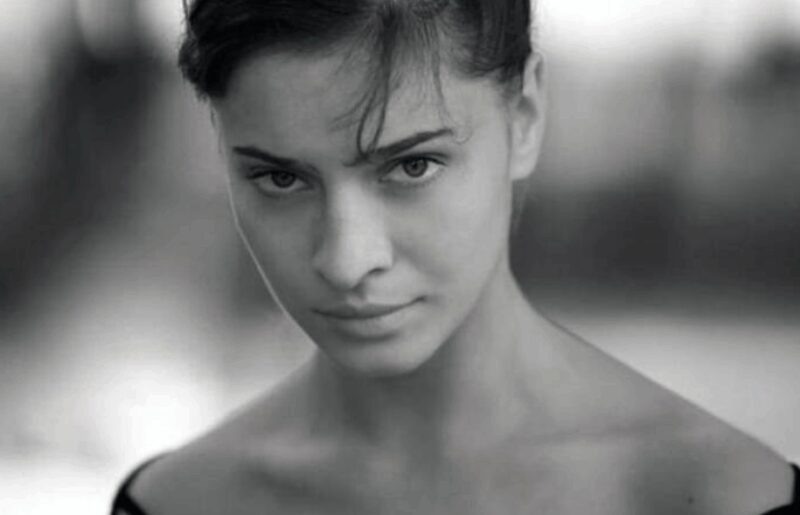    Юные годы Елены Подкаминской: первые шаги к актёрской мечте.