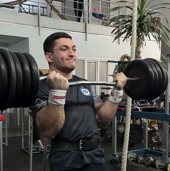 Штангу в 107 кг Алан поднял как пустую! 