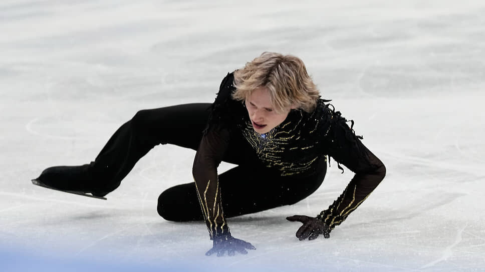 Катастрофа американского фигуриста Ильи Малинина, казалось, обреченного взять золото, в произвольной программе — самая громкая сенсация итальянских соревнований.📷Фото: Natacha Pisarenko / AP