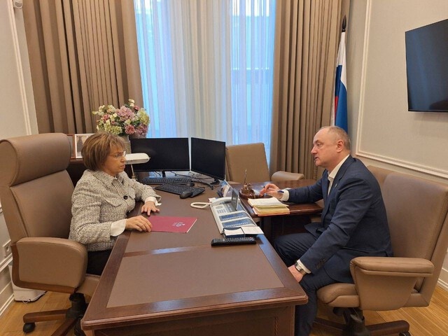 Сенатор от Тверской области встретилась с потомком знаменитого гончара