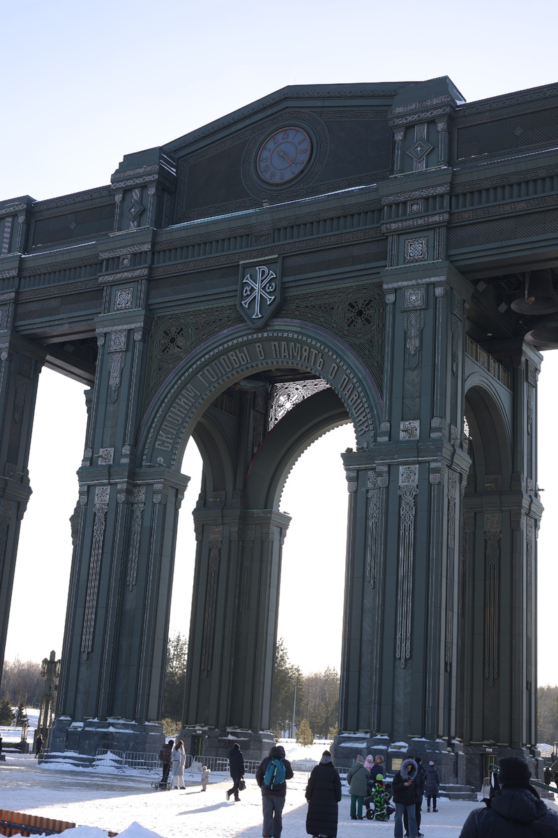 На самом верху расположены большие действующие колокола, ворота выполняют ещё функцию колокольни