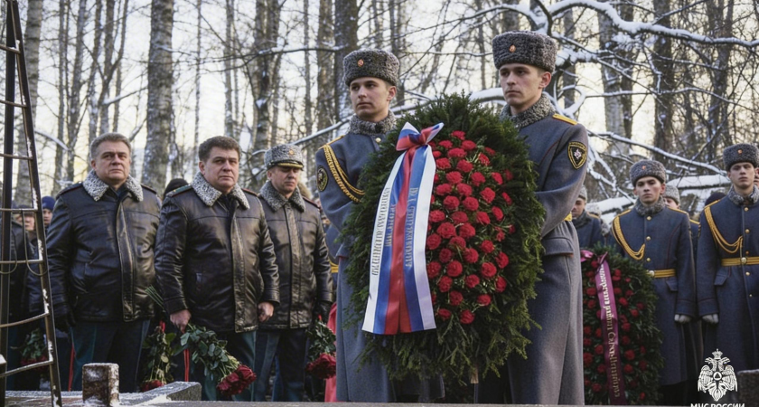    Сотрудники МЧС РФ и представители властей Санкт-Петербурга возложили траурные венки и цветы к монументу в память о спасателях, погибших при пожаре в гостинице "Ленинград" 23 февраля 1991 года | © Фото : Главное управление МЧС России по г. Санкт-Петербургу