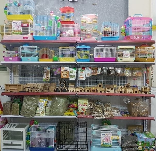 Не смотря на широко представленный ассортимент, ни одна из этих клеток не подходит для содержания сирийского хомячка!