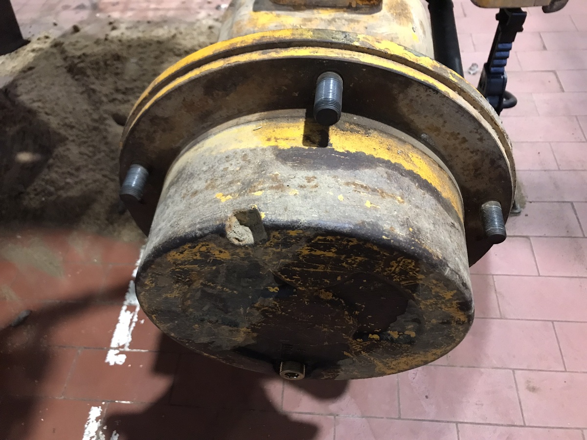 Ступица моста JCB готова к разборке. Фото Тищенко Василий.