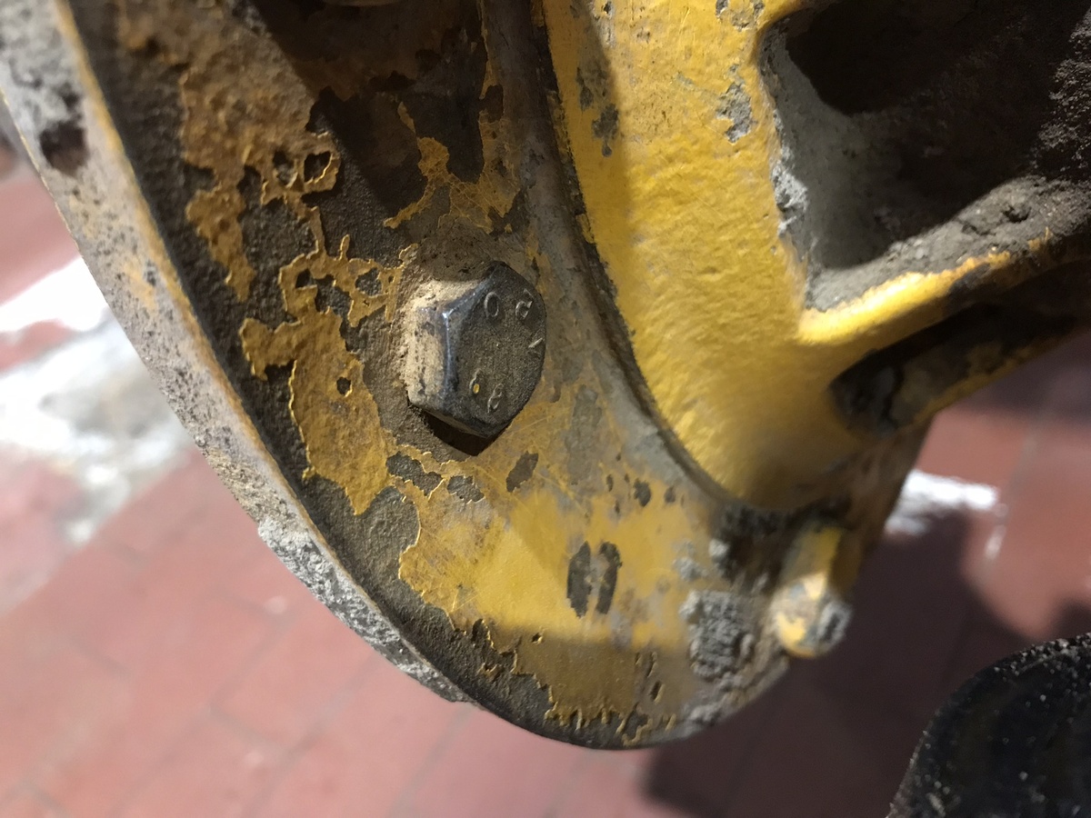 Болт крепления крышки к ступице. Фото Тищенко Василий.