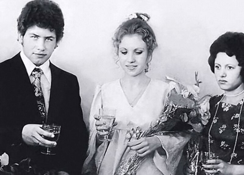    Молодожены Николай Расторгуев и Валентина Титова, полные надежд на счастливое будущее.