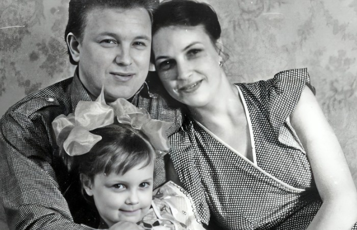    Михаил Евдокимов с законной супругой Галиной и дочерью Анной.