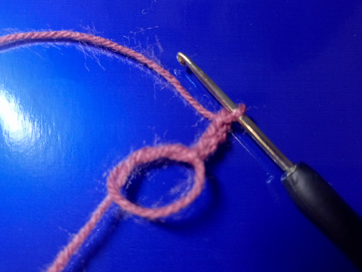 В петлю амигуруми провязываю 3 воздушные петли. Они заменят один столбик с двумя накидами.