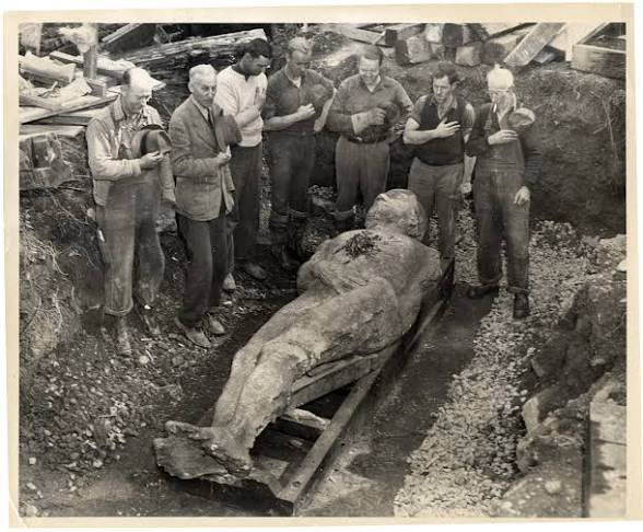 Архивное фото выкапывания "великана"