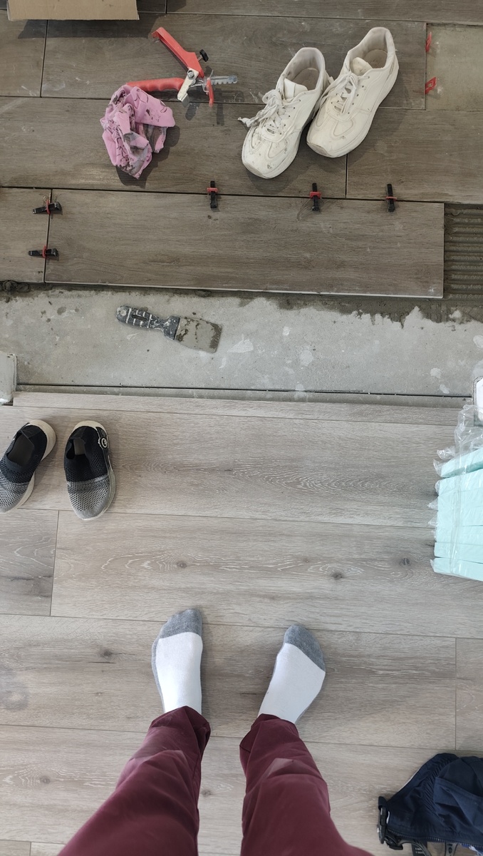 Это я так подбирала ламинат в цвет плитки.... В целом, меня устраивает