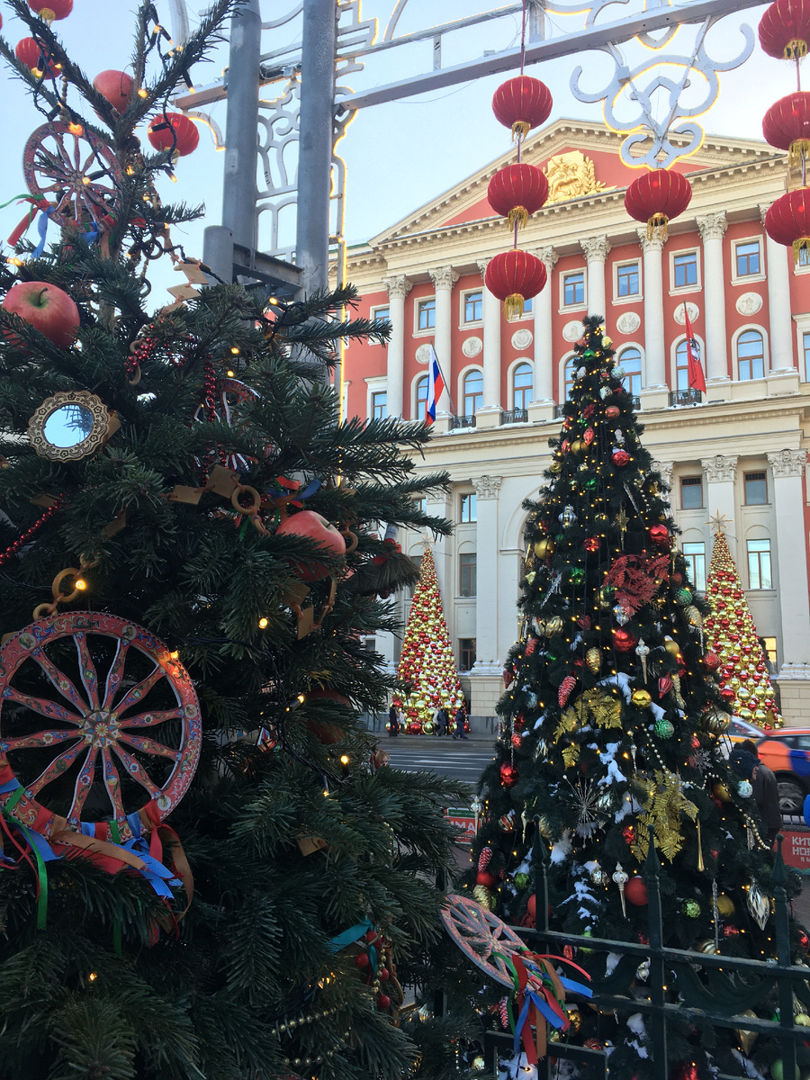 Украшенная к Масленице Тверская площадь
