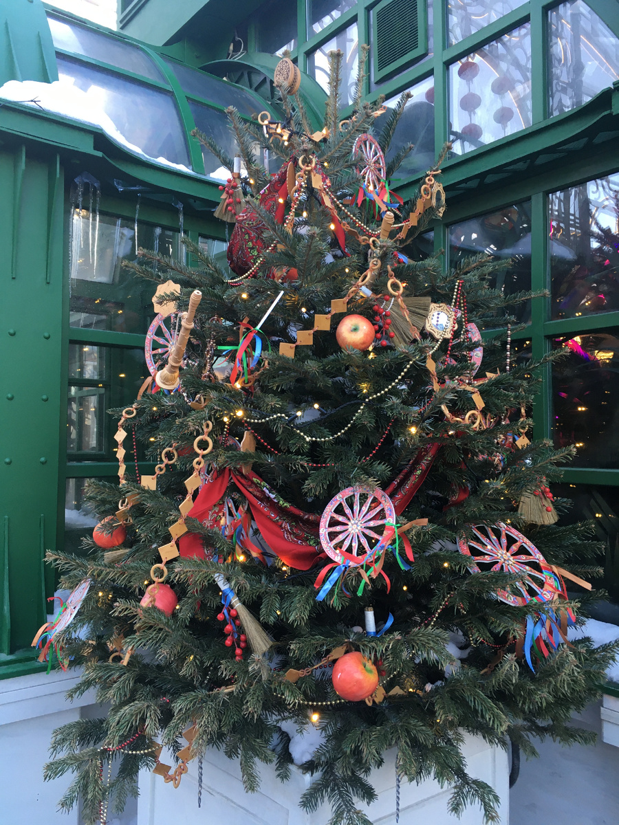 Украшенная к Масленице Тверская площадь