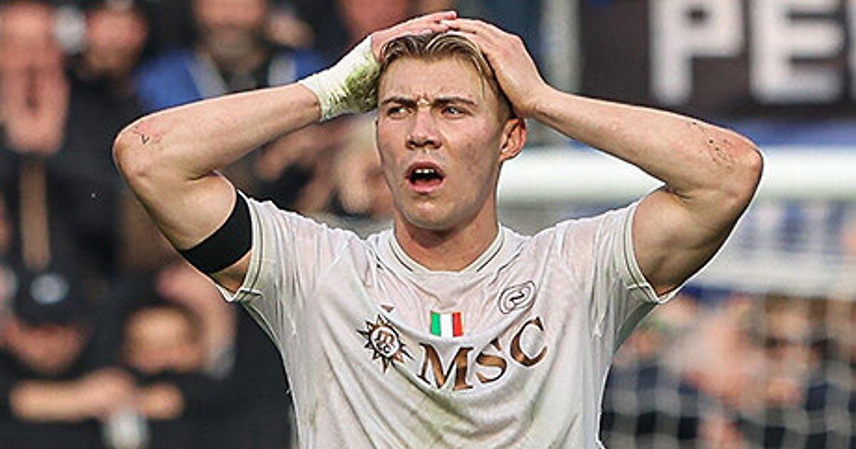 Однако главной темой после игры стали не столько голы, сколько решения арбитра Даниэле Кьюффи, вызвавшие бурю негодования в стане неаполитанцев