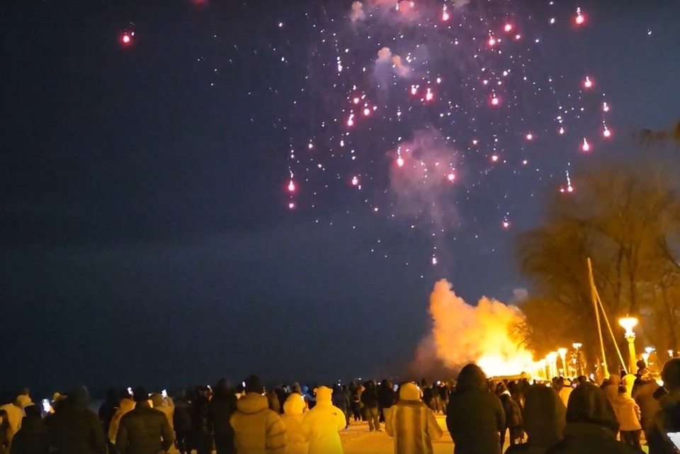    30 артиллерийских залпов дали на набережной Волги в Самаре в честь праздника / Фото: Евгений Щекин