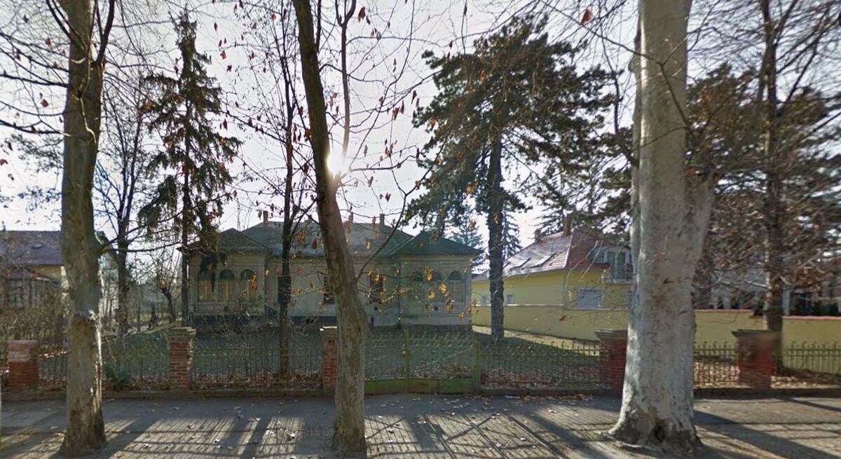 Вот такой вот красавец там стоял. Судя по гугл панорамам на данный момент находится на реставрации (чему я искренне рад)