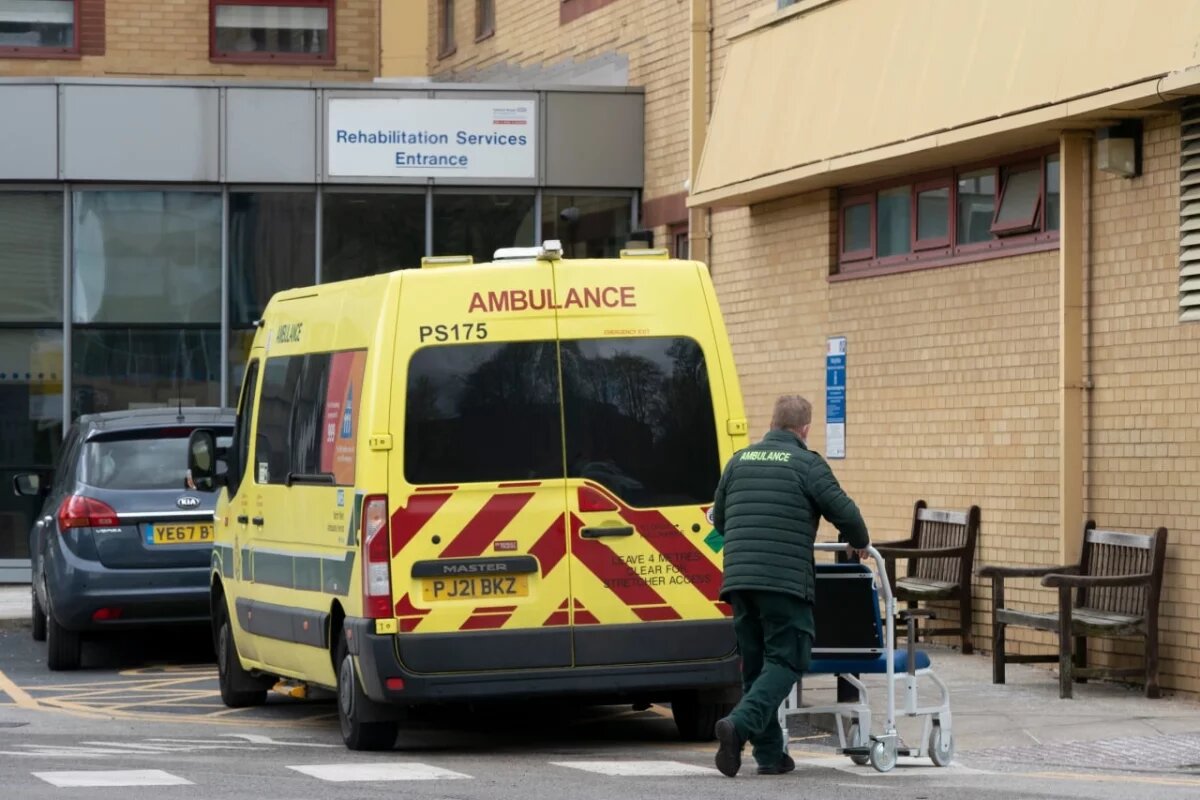    97-летняя британка умерла после 10-дневного ожидания скорой помощи