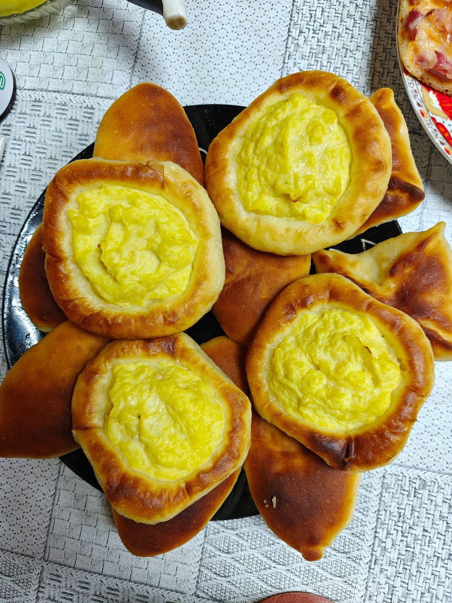 Пироги с картошкой, внизу с яйцом и морковью