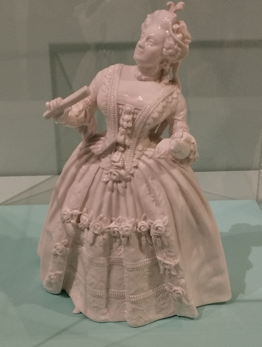 Екатерина II с веером в маскарадном костюме, фарфор, глазурь, 1917 год (ФОТО АВТОРА)