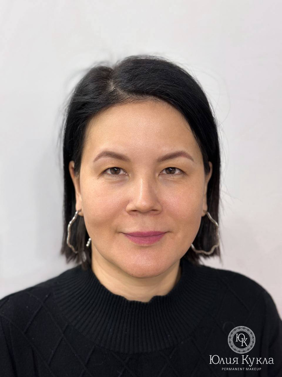 Перманентный макияж бровей сразу после процедуры. 