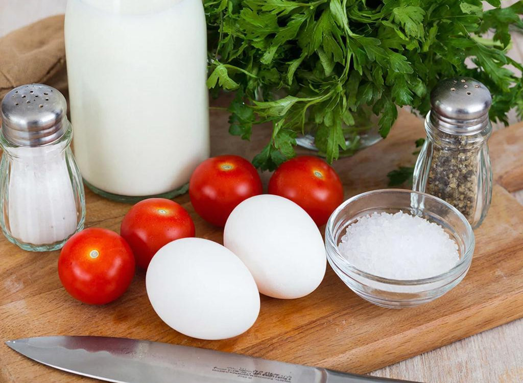 Минимум ингредиентов для омлета.  «Создано с использованием искусственного интеллекта».