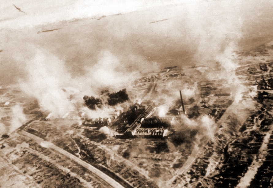 Бомбардировка консервного завода. На этом рубеже остатки советских частей сдерживали три немецкие дивизии до 21 сентября