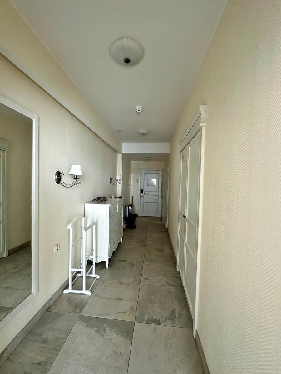 Фото коридора в сторону выхода