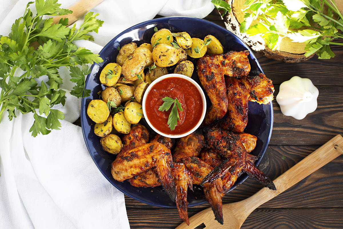 Пикантные крылышки-гриль с бэби-картофелем и соусом сацебели