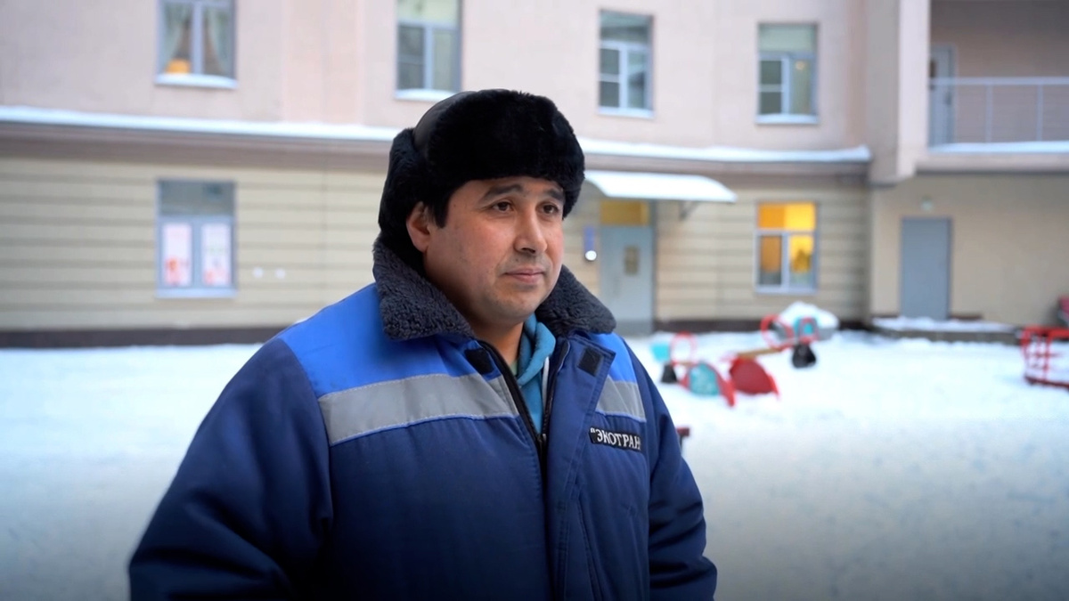    Дворник поймал ребенка из окна Петербург