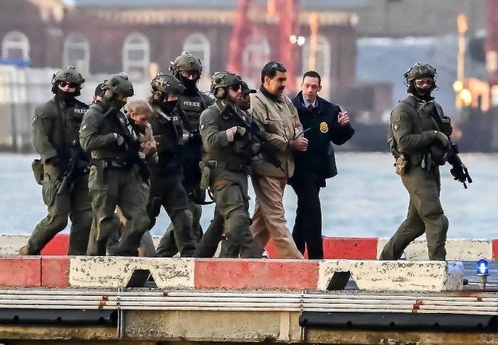 Николас Мадуро и его супруга доставлены в суд Нью-Йорка. Обложка © ТАСС/ picture alliance / Consolidated