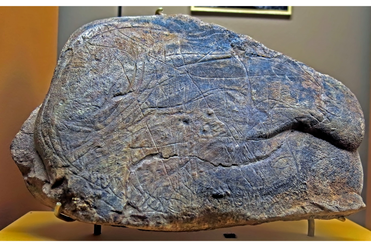 Плита из Ла Марш, в левом углу изображен олень (отрисовку см. во второй картинке галереи), справа вверху — медведь